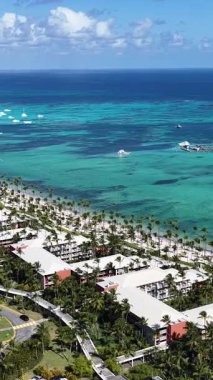 La Altagracia Dominik Cumhuriyeti 'ndeki Punta Cana' da Bavaro Skyline. Paradisiac Peyzaj. Sahildeki Resorts 'ta. Seyahat belgesi. Punta Cana 'daki Bavaro Skyline Dominik Cumhuriyeti.
