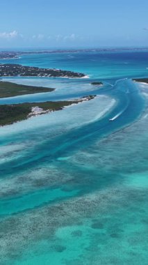 Turks ve Caicos İngiltere 'nin deniz aşırı bölgelerindeki Providenciales' te Skyline 'da. Karayip silueti. Plaj manzarası. Mavi Suluboya 'nın tonları. 