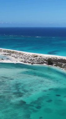Turks ve Caicos İngiltere 'deki Providenciales' te Half Moon Körfezi. Plaj manzarası. Mavi Suluboya 'nın tonları. Seyahat güzergahı. Providenciales 'teki Half Moon Körfezi. Doğa Deniz Burnu.