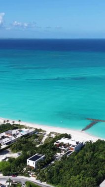 Deniz aşırı bölgelerdeki Providenciales 'teki Grace Körfezi Sahili Turks ve Caicos Adaları. Karayip Sahili. Tropik Manzara. Çarpıcı Yükseliş Binaları. Turks ve Caicos Adalarındaki Grace Körfezi Sahili.