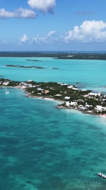 Sapodilla Körfezi Sahili, Providenciales, Turks ve Caicos İngiltere. Plaj manzarası. Mavi Suluboya 'nın tonları. Seyahat güzergahı. Providenciales 'teki Sapodilla Körfezi Sahili. Doğa Deniz Burnu.