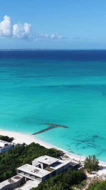 Deniz aşırı bölgelerdeki Providenciales 'teki Leeward Sahili Türkleri ve Caicos Adaları. Plaj manzarası. Mavi Suluboya 'nın tonları. Seyahat güzergahı. Providenciales 'teki Leeward Plajı. Doğa Deniz Burnu.
