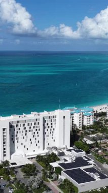 Deniz aşırı bölgelerdeki Providenciales 'teki Grace Körfezi Türkleri ve Caicos Adaları. Karayip silueti. Plaj manzarası. Highrise Binaları. Turks ve Caicos Adalarındaki Grace Körfezi. Doğa Arkaplanı