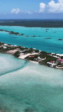 Turks ve Caicos İngiltere 'deki Chalk Sound Ulusal Parkı' ndaki lüks ada. Plaj manzarası. Mavi Suluboya 'nın tonları. Seyahat güzergahı. Chalk Sound Ulusal Parkı 'ndaki lüks ada. Doğa Deniz Burnu.