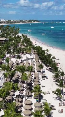 Punta Cana Skyline Punta Cana Dominik Cumhuriyeti 'nde Bavaro' da. Karayip silueti. Plaj manzarası. Resorts Binaları. Punta Cana Skyline, Bavaro, Punta Cana Dominik Cumhuriyeti. Doğa Arkaplanı.
