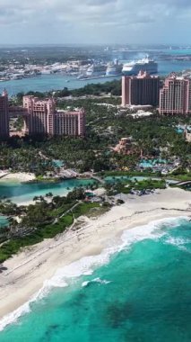 Atlantis Hotel Nassau, New Providence Bahama 'da. Resort Peyzaj. Plaj manzarası. Karayip Denizi. New Providence Bahamas 'daki Atlantis Oteli. Doğa Deniz Burnu.