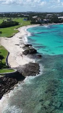 Nassau Bahama 'daki Cennet Adası' nda lahana kumsalı. Plaj manzarası. Liman Koyu Sahnesi. Şehir merkezinde. Nassau Bahama 'daki Cennet Adası' ndaki lahana plajı. İnanılmaz Karayip Denizi.