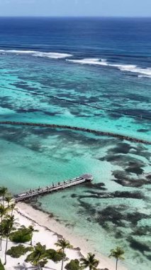 Playa Blanca Plajı Punta Cana 'da La Altagracia Dominik Cumhuriyeti' nde. Plaj manzarası. Şehir merkezinde. Seyahat güzergahı. Playa Blanca Plajı Punta Cana 'da La Altagracia Dominik Cumhuriyeti.