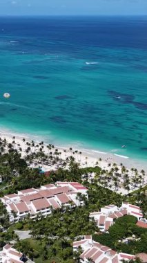 Punta Cana Skyline Punta Cana Dominik Cumhuriyeti 'nde Bavaro' da. Karayip silueti. Plaj manzarası. Resorts Binaları. Punta Cana Skyline, Bavaro, Punta Cana Dominik Cumhuriyeti. Doğa Arkaplanı.