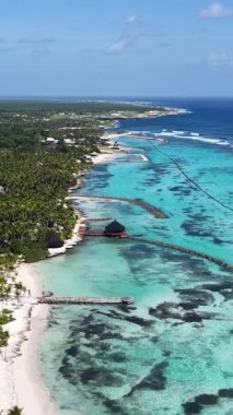 Playa Blanca Plajı Punta Cana 'da La Altagracia Dominik Cumhuriyeti' nde. Paradisiac Peyzaj. Sahildeki Resorts 'ta. Seyahat belgesi. Playa Blanca Plajı Punta Cana Dominik Cumhuriyeti.