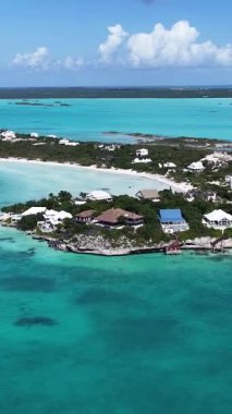 Taylor Körfezi Sahili Providenciales Denizaşırı Bölgede Türkler ve Caicos Adaları. Plaj manzarası. Mavi Suluboya 'nın tonları. Seyahat güzergahı. Providenciales 'teki Taylor Bay Sahili. Doğa Deniz Burnu.
