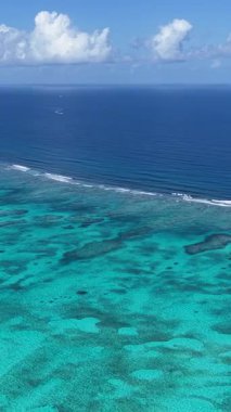 Deniz aşırı bölgelerdeki Providenciales 'teki Mercan Resifi Türkleri ve Caicos Adaları. Plaj manzarası. Mavi Suluboya 'nın tonları. Seyahat güzergahı. Mercan Resifi Doğa Deniz Pelerininde.