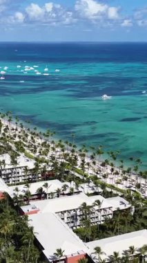 Punta Cana Skyline Punta Cana Dominik Cumhuriyeti 'nde Bavaro' da. Karayip silueti. Plaj manzarası. Resorts Binaları. Punta Cana Skyline, Bavaro, Punta Cana Dominik Cumhuriyeti. Doğa Arkaplanı.