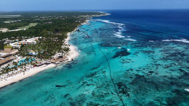 Punta Cana Skyline La Altagracia Dominik Cumhuriyeti 'ndeki Punta Cana' da. Karayip silueti. Plaj manzarası. Doğa Deniz Burnu. Punta Cana Skyline, La Altagracia Dominik Cumhuriyeti 'nde. Manzara Palmiye Ağaçları.
