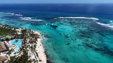 Playa Blanca Plajı Punta Cana 'da La Altagracia Dominik Cumhuriyeti' nde. Paradisiac Peyzaj. Sahildeki Resorts 'ta. Seyahat belgesi. Playa Blanca Plajı Punta Cana Dominik Cumhuriyeti.