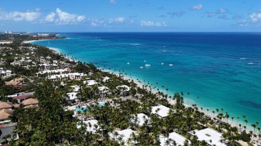 La Altagracia Dominik Cumhuriyeti 'ndeki Punta Cana' da Bavaro Skyline. Paradisiac Peyzaj. Sahildeki Resorts 'ta. Seyahat belgesi. Punta Cana 'daki Bavaro Skyline Dominik Cumhuriyeti.