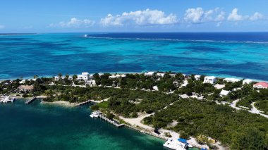 İngiltere 'nin Turks ve Caicos kentlerindeki Providenciales' teki Grace Bay Sahili. Plaj manzarası. Mavi Suluboya 'nın tonları. Seyahat güzergahı. Turks ve Caicos 'taki Grace Bay Sahili. Doğa Deniz Burnu.