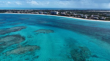 İngiltere 'nin Denizaşırı Toprakları' ndaki Providenciales 'te Grace Körfezi. Çarpıcı şehir manzarası. Plaj manzarası. Highrise Binaları. İngiltere 'nin Denizaşırı Toprakları' ndaki Providenciales 'teki Grace Körfezi. Karayip Arkaplanı.