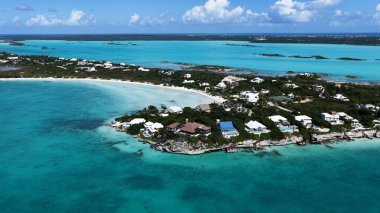 Taylor Körfezi Sahili Providenciales Denizaşırı Bölgede Türkler ve Caicos Adaları. Plaj manzarası. Mavi Suluboya 'nın tonları. Seyahat güzergahı. Providenciales 'teki Taylor Bay Sahili. Doğa Deniz Burnu.