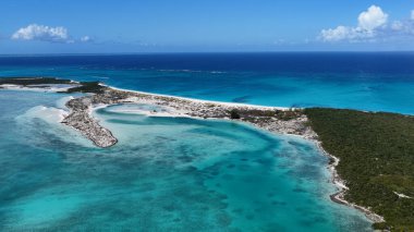Turks ve Caicos İngiltere 'deki Providenciales' te Half Moon Körfezi. Plaj manzarası. Mavi Suluboya 'nın tonları. Seyahat güzergahı. Providenciales 'teki Half Moon Körfezi. Doğa Deniz Burnu.