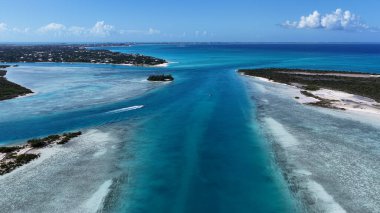 Blue Laggon, Providenciales Turks ve Caicos Birleşik Krallık 'ta. Plaj manzarası. Mavi Suluboya 'nın tonları. Seyahat güzergahı. Providenciales 'teki Blue Laggon. Doğa Deniz Burnu.