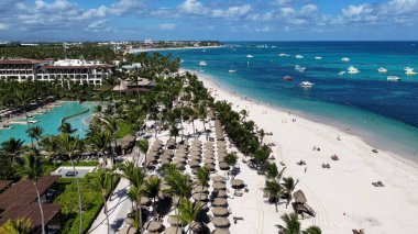 Punta Cana Skyline Punta Cana Dominik Cumhuriyeti 'nde Bavaro' da. Karayip silueti. Plaj manzarası. Resorts Binaları. Punta Cana Skyline, Bavaro, Punta Cana Dominik Cumhuriyeti. Doğa Arkaplanı.