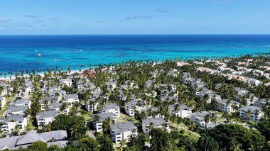 Punta Cana Skyline Punta Cana Dominik Cumhuriyeti 'nde Bavaro' da. Karayip silueti. Plaj manzarası. Doğa Deniz Burnu. Punta Cana Skyline, Bavaro, Punta Cana Dominik Cumhuriyeti. Manzara Palmiye Ağaçları.
