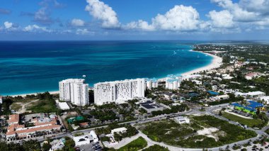 Deniz aşırı bölgelerdeki Providenciales 'teki Grace Körfezi Türkleri ve Caicos Adaları. Karayip silueti. Plaj manzarası. Highrise Binaları. Turks ve Caicos Adalarındaki Grace Körfezi. Doğa Arkaplanı