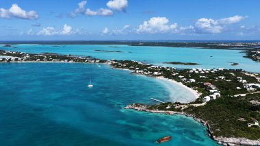 Sapodilla Körfezi Sahili, Providenciales, Turks ve Caicos İngiltere. Plaj manzarası. Mavi Suluboya 'nın tonları. Seyahat güzergahı. Providenciales 'teki Sapodilla Körfezi Sahili. Doğa Deniz Burnu.