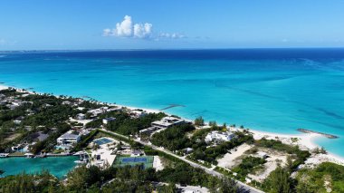 Deniz aşırı bölgelerdeki Providenciales 'teki Leeward Sahili Türkleri ve Caicos Adaları. Plaj manzarası. Mavi Suluboya 'nın tonları. Seyahat güzergahı. Providenciales 'teki Leeward Plajı. Doğa Deniz Burnu.