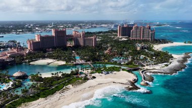 Bahamalar Nassau Bahamalar 'daki Cennet Adası' nda paraşütle atlıyor. Resort Peyzaj. Plaj manzarası. Karayip Denizi. Bahamalar Nassau Bahamalar 'ında Skyline. Doğa Deniz Burnu.