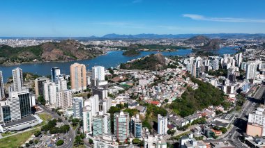 Vitoria Espirito Santo Brezilya 'daki Vitoria Skyline. Yukarıdan canlı bir şehrin telaş ve koşuşturmasını yakalamak. İş Bulutları Gökyüzü Şehir Merkezi. Arkaplan Panoramik Şehir.