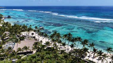 Playa Blanca Plajı Punta Cana 'da La Altagracia Dominik Cumhuriyeti' nde. Plaj manzarası. Şehir merkezinde. Seyahat güzergahı. Playa Blanca Plajı Punta Cana 'da La Altagracia Dominik Cumhuriyeti.