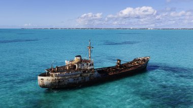Turks ve Caicos Adaları 'ndaki Providenciales' te La Famille Express gemisi enkazı. Ünlü Batık. Tropik Manzara. Çarpıcı Karayip Denizi. Turks ve Caicos Adalarında Aile Ekspresi Battı.
