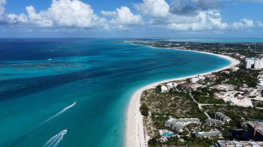 İngiltere 'nin Denizaşırı Toprakları' ndaki Providenciales 'te Grace Körfezi. Plaj manzarası. Liman Koyu Sahnesi. Şehir merkezinde. İngiltere 'nin Providenciales' teki Grace Bay. İnanılmaz Karayip Denizi.