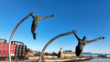 Puerto Natales Antarktika Şili 'deki Rüzgâr Anıtı. Doğal Manzaradaki Ünlü Heykelin Hava Manzarası. Patagonya Buzul Gezisi. Açık Patagonya Görünümün Üzerinde.