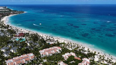 Punta Cana Skyline Punta Cana Dominik Cumhuriyeti 'nde Bavaro' da. Karayip silueti. Plaj manzarası. Resorts Binaları. Punta Cana Skyline, Bavaro, Punta Cana Dominik Cumhuriyeti. Doğa Arkaplanı.
