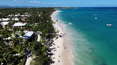 La Altagracia Dominik Cumhuriyeti 'ndeki Punta Cana' da Turkuaz Plajı. Plaj manzarası. Şehir merkezinde. Seyahat güzergahı. Punta Cana 'daki Turkuaz Plajı La Altagracia Dominik Cumhuriyeti.
