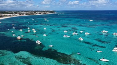 Punta Cana Skyline Punta Cana Dominik Cumhuriyeti 'nde Bavaro' da. Karayip silueti. Plaj manzarası. Doğa Deniz Burnu. Punta Cana Skyline, Bavaro, Punta Cana Dominik Cumhuriyeti. Manzara Palmiye Ağaçları.