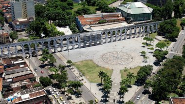 Rio de Janeiro Brezilya 'daki Lapa Kemerleri. Doğal Manzaradaki Ünlü Heykelin Hava Manzarası. Şehir Gökyüzü Bulutları Şehir Arkaplanı. Şehir merkezinde geniş bir altyapı var. Rio de Janeiro Brezilya.