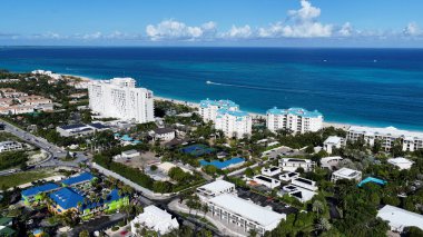İngiltere 'nin denizaşırı bölgelerindeki Turks ve Caicos' taki Grace Körfezi 'nde. Karayip silueti. Plaj manzarası. Highrise Binaları. İngiltere 'deki Grace Körfezi. Doğa Arkaplanı