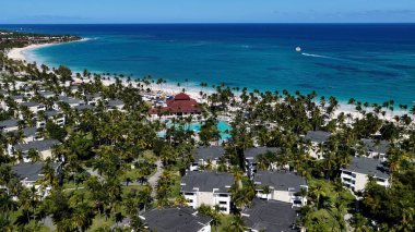 La Altagracia Dominik Cumhuriyeti 'ndeki Punta Cana' da Bavaro Skyline. Paradisiac Peyzaj. Sahildeki Resorts 'ta. Seyahat belgesi. Punta Cana 'daki Bavaro Skyline Dominik Cumhuriyeti.