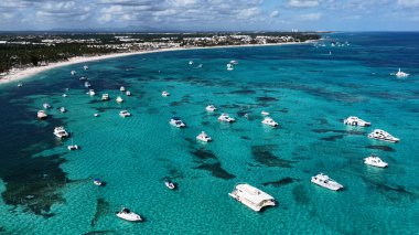 La Altagracia Dominik Cumhuriyeti 'ndeki Punta Cana' da Bavaro Skyline. Paradisiac Peyzaj. Sahildeki Resorts 'ta. Seyahat belgesi. Punta Cana 'daki Bavaro Skyline Dominik Cumhuriyeti.