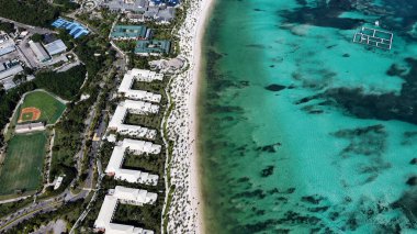 La Altagracia Dominik Cumhuriyeti 'ndeki Punta Cana' da Turkuaz Plajı. Plaj manzarası. Şehir merkezinde. Seyahat güzergahı. Punta Cana 'daki Turkuaz Plajı La Altagracia Dominik Cumhuriyeti.