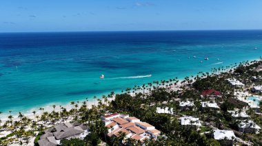 La Altagracia Dominik Cumhuriyeti 'ndeki Punta Cana' da Bavaro Skyline. Paradisiac Peyzaj. Sahildeki Resorts 'ta. Seyahat belgesi. Punta Cana 'daki Bavaro Skyline Dominik Cumhuriyeti.