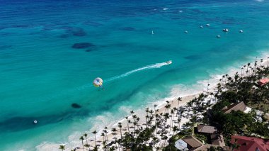Punta Cana Skyline Punta Cana Dominik Cumhuriyeti 'nde Bavaro' da. Karayip silueti. Plaj manzarası. Resorts Binaları. Punta Cana Skyline, Bavaro, Punta Cana Dominik Cumhuriyeti. Doğa Arkaplanı.