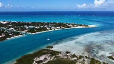 Turks ve Caicos İngiltere 'nin deniz aşırı bölgelerindeki Providenciales' te Skyline 'da. Karayip silueti. Plaj manzarası. Mavi Suluboya 'nın tonları. 