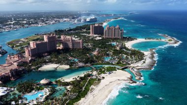 Nassau Bahama 'daki Cennet Adası' ndaki Atlantis Oteli. Plaj manzarası. Resort Scenery 'de. Şehir merkezinde. Nassau Bahamalar 'daki Atlantis Oteli. Karayip Arkaplanı.
