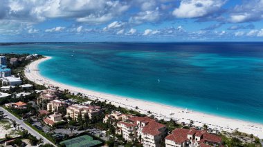 İngiltere 'nin denizaşırı bölgelerindeki Turks ve Caicos' taki Grace Körfezi 'nde. Çarpıcı şehir manzarası. Plaj manzarası. Highrise Binaları. Grace Körfezi Turks ve Caicos İngiltere. Karayip Arkaplanı.