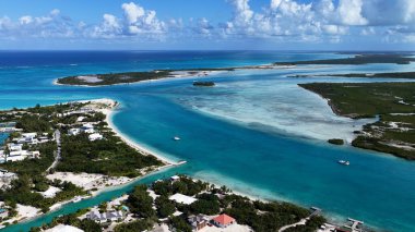 Mangrove Cay Providenciales Turks ve Caicos Birleşik Krallık 'ta. Plaj manzarası. Mavi Suluboya 'nın tonları. Seyahat güzergahı. Mangrove Cay In Providenciales. Doğa Deniz Burnu.